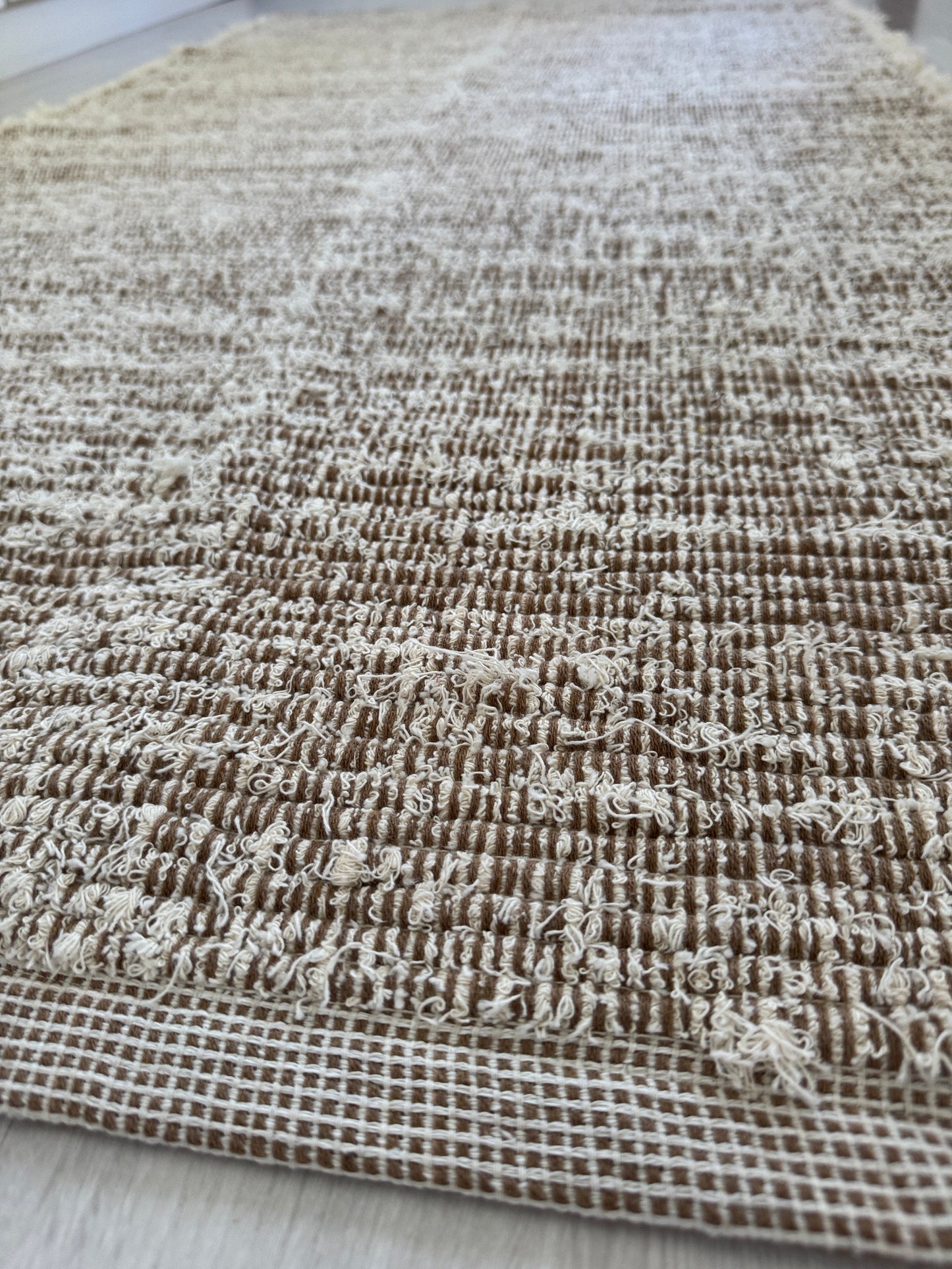 TAPETE BEIRA CAMA FELPUDO DUPLA FACE CARAMELO 80x150cm