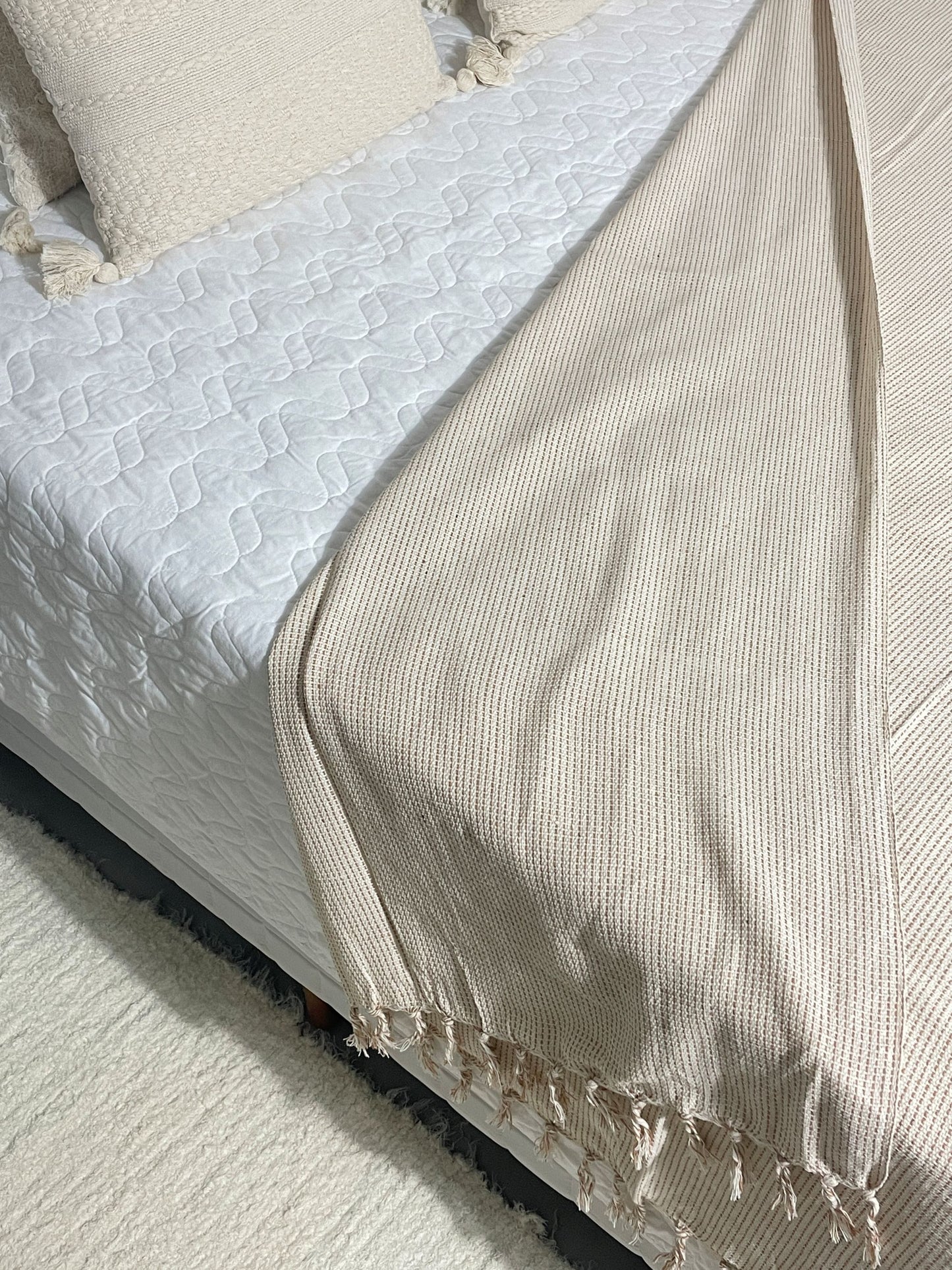 COLCHA BASIC CASAL PONTILHADA CARAMELO