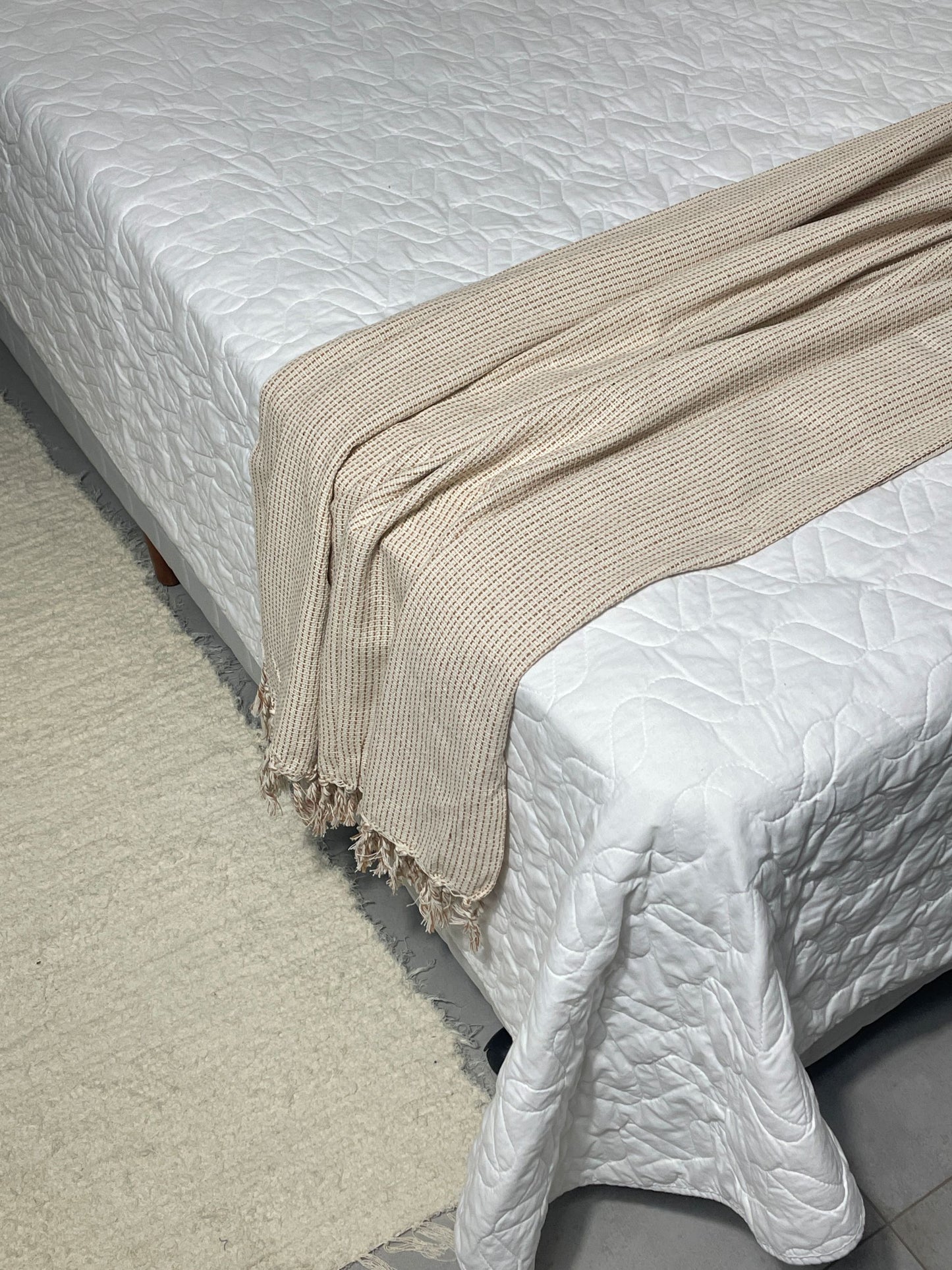 COLCHA BASIC CASAL PONTILHADA CARAMELO