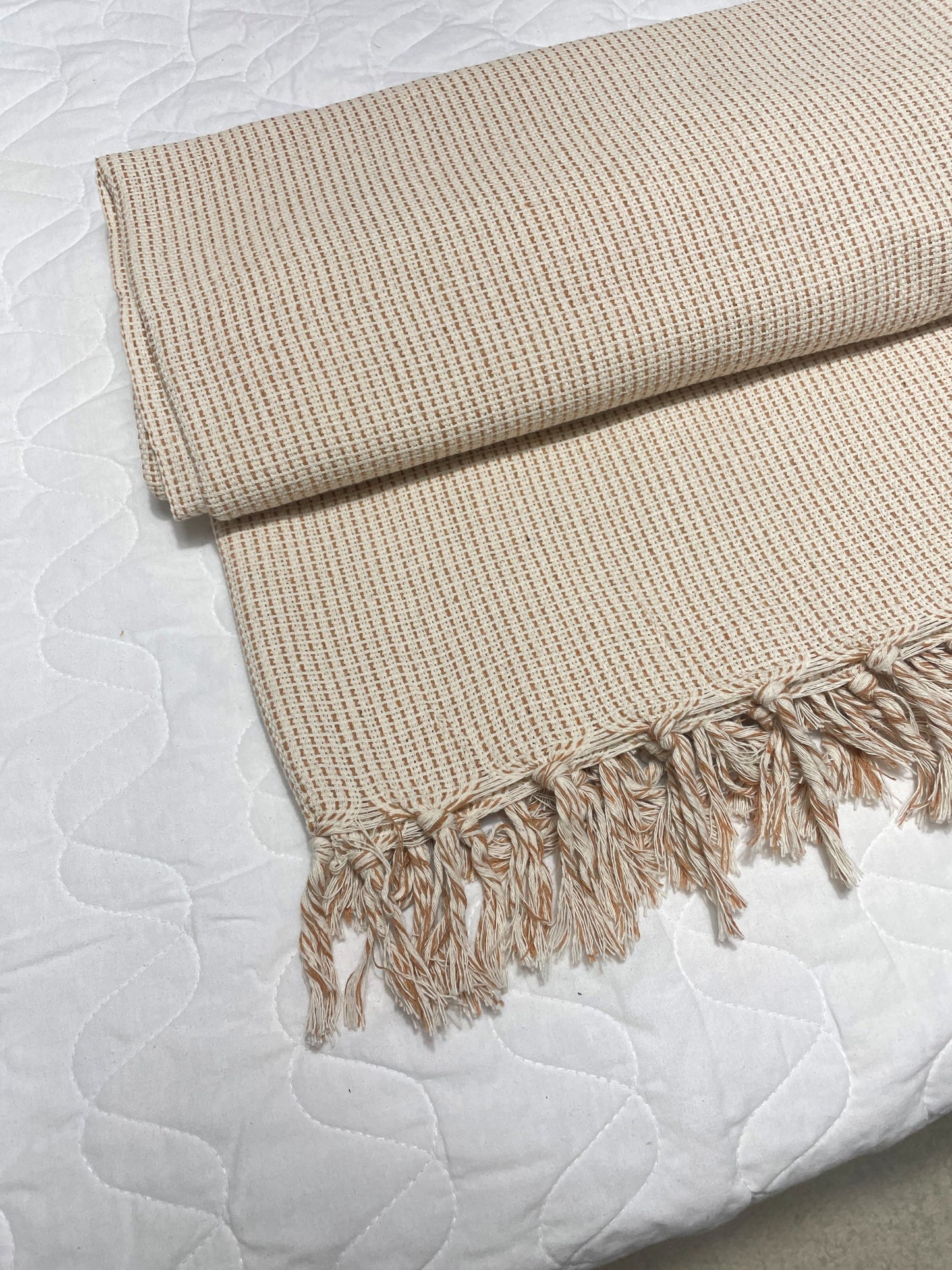 COLCHA BASIC CASAL PONTILHADA CARAMELO