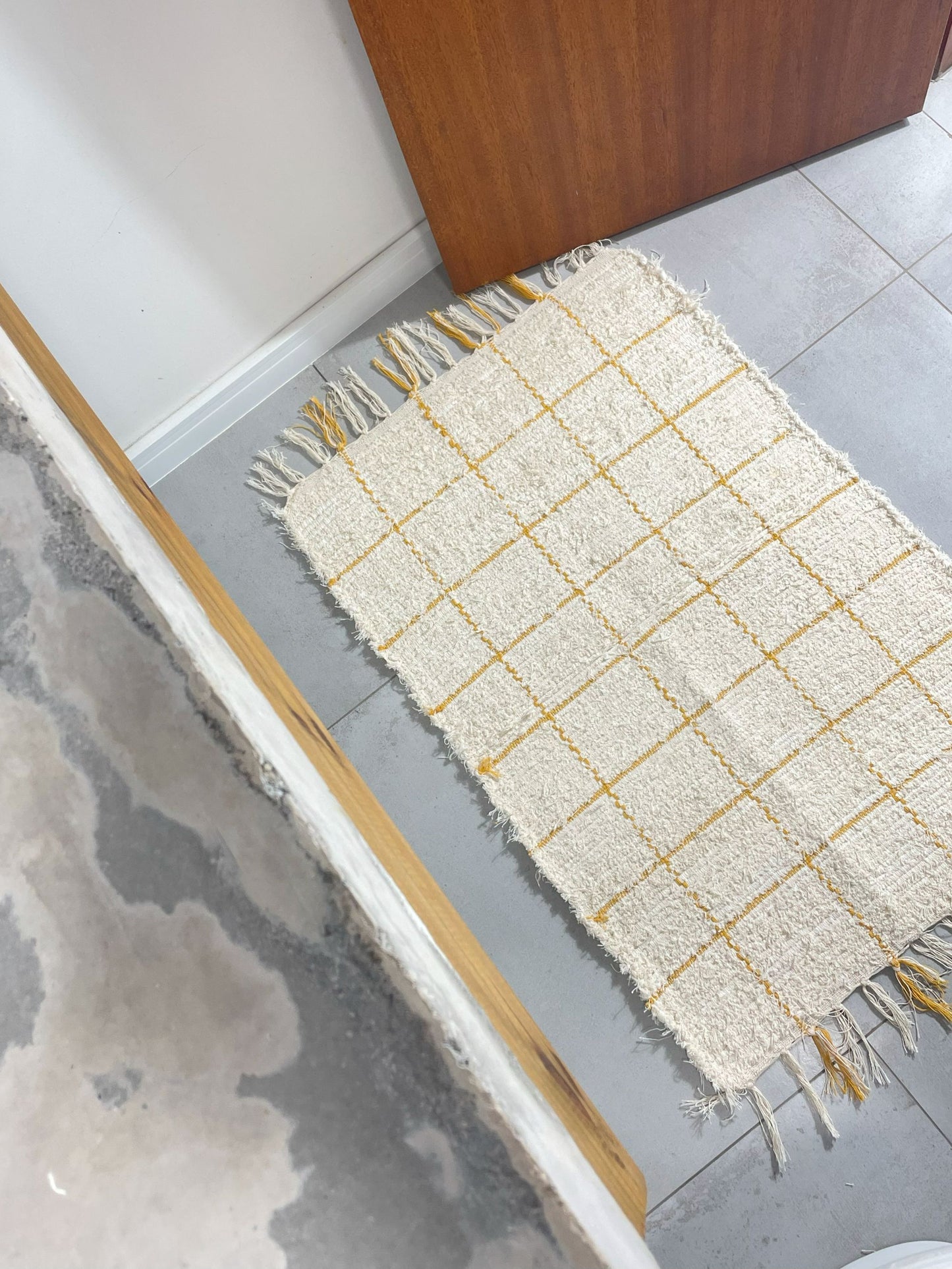 TAPETINHO FELPUDO GRID MOSTARDA 50x80cm