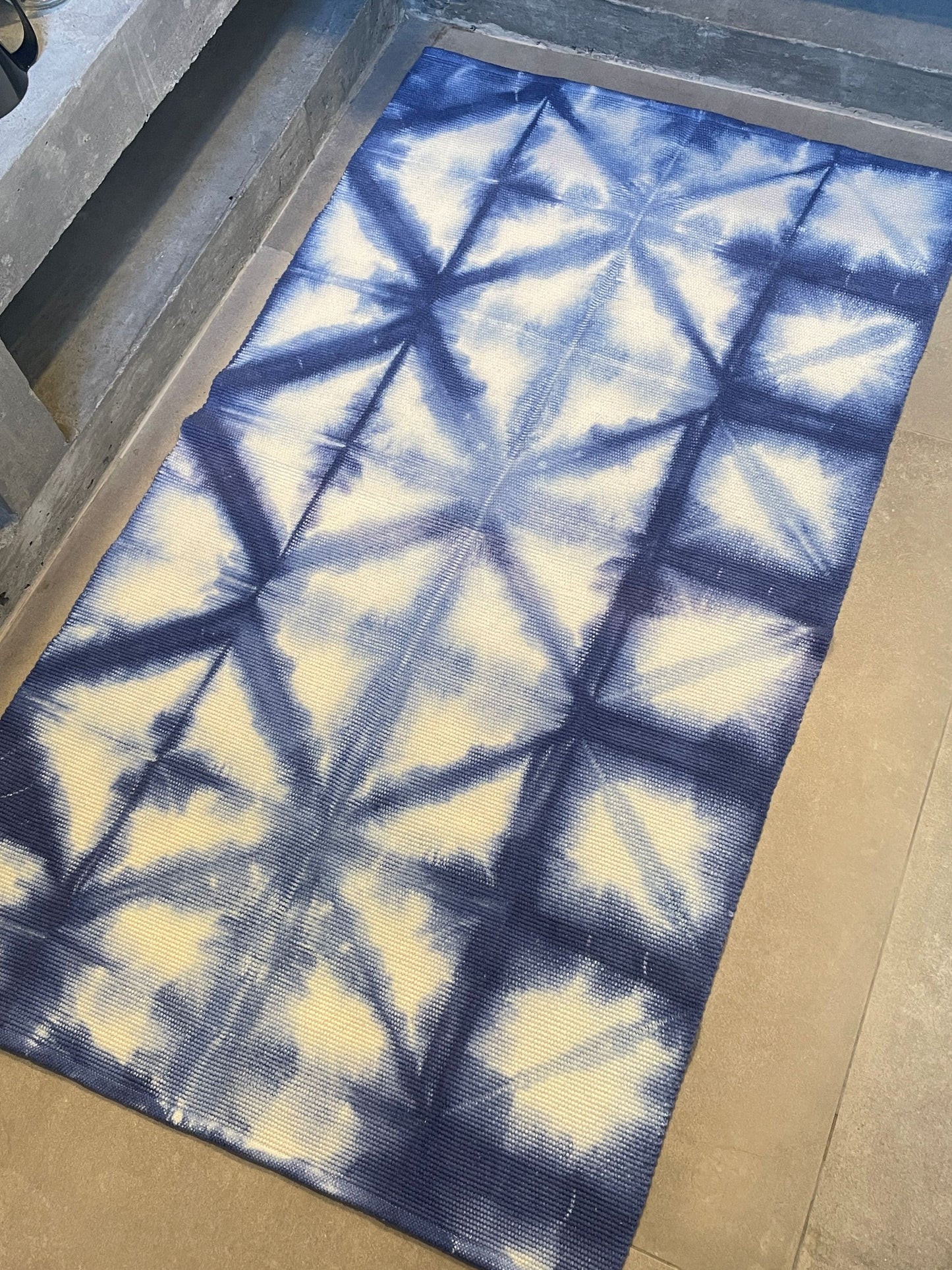 TAPETE MEDIO SHIBORI INDIGO TRIS