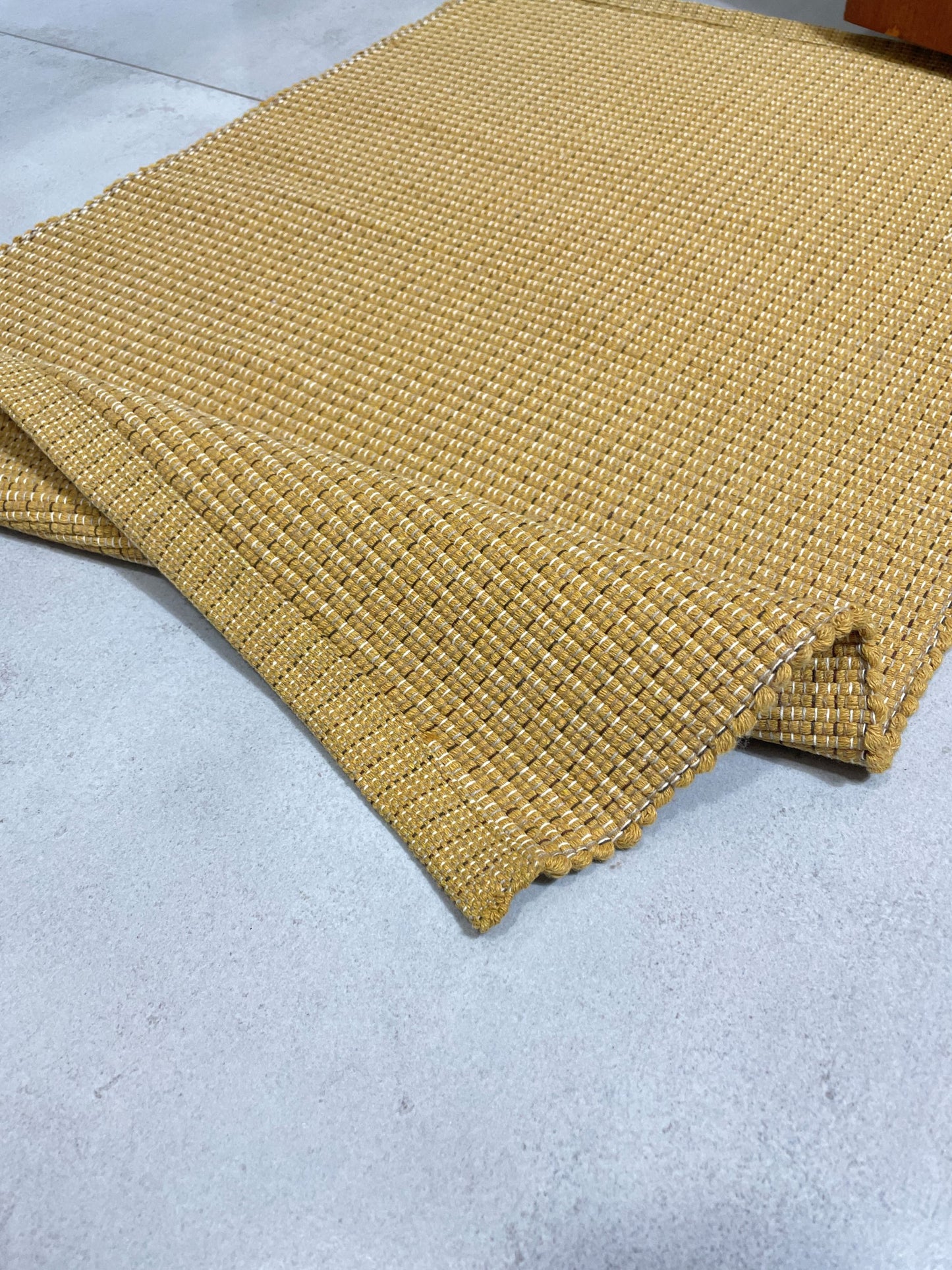 TAPETINHO TRAMA MESCLADA MOSTARDA 50x80cm