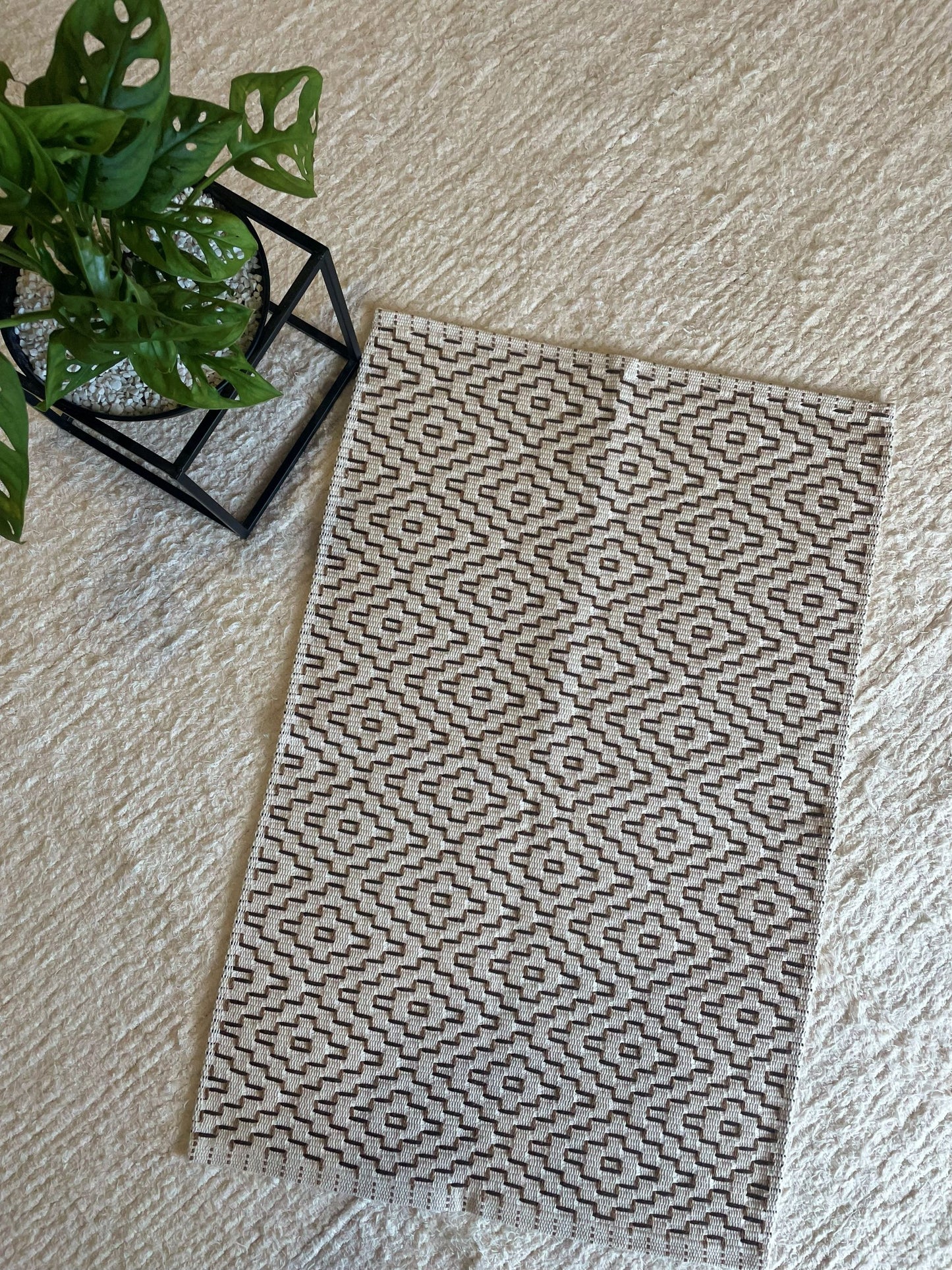 TAPETINHO BORDADO MARROM