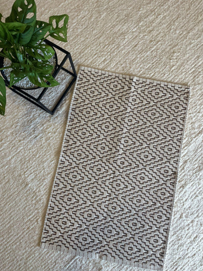 TAPETINHO BORDADO MARROM