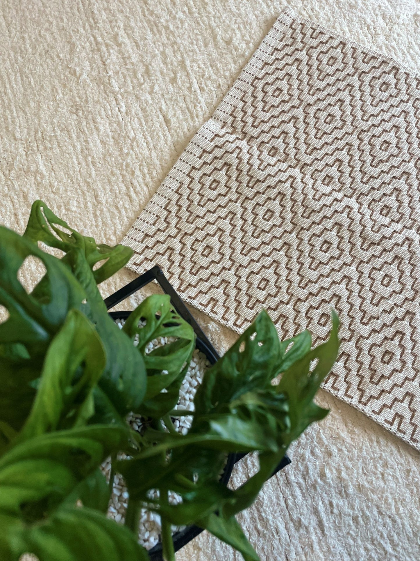 TAPETINHO BORDADO BEGE