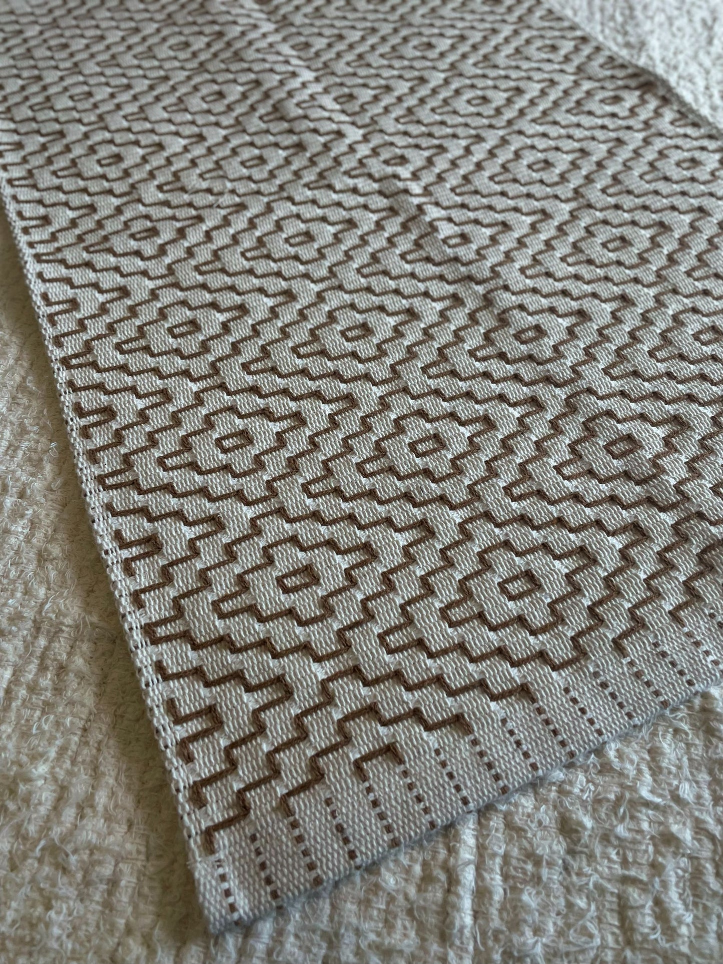 TAPETINHO BORDADO BEGE