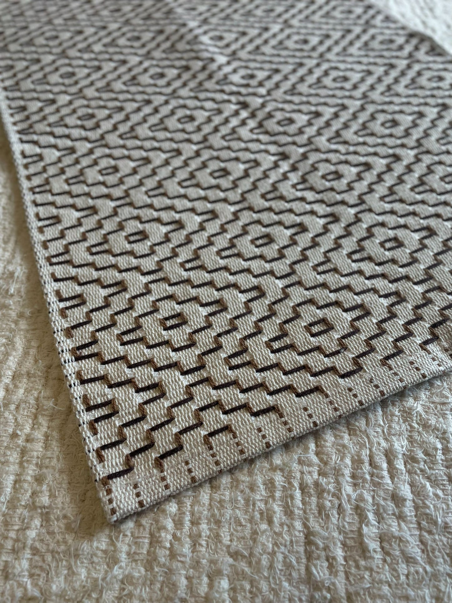 TAPETINHO BORDADO MARROM