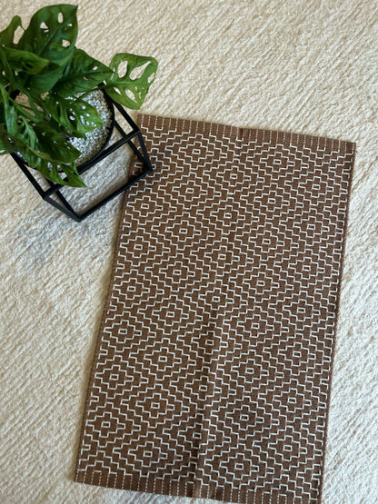 TAPETINHO BORDADO CARAMELO