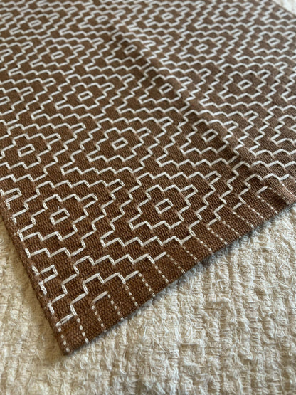 TAPETINHO BORDADO CARAMELO