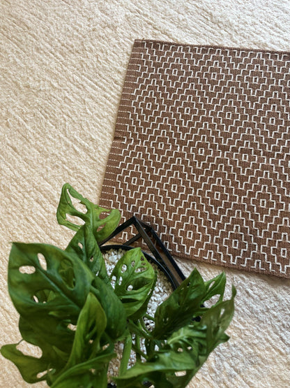 TAPETINHO BORDADO CARAMELO