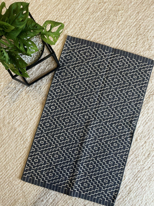 TAPETINHO BORDADO CINZA