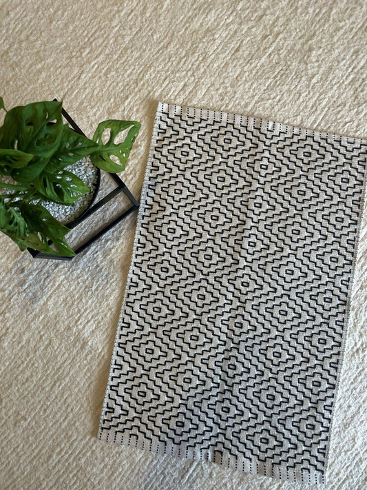 TAPETINHO BORDADO PRETO