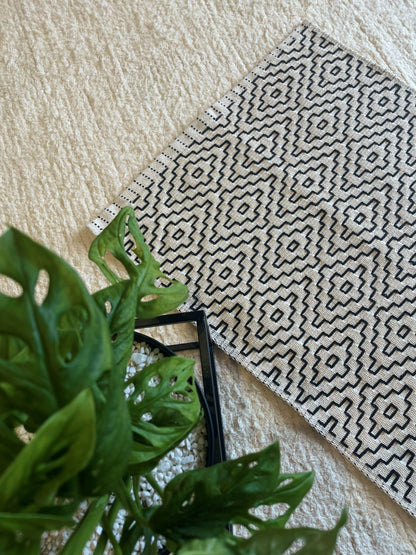 TAPETINHO BORDADO PRETO