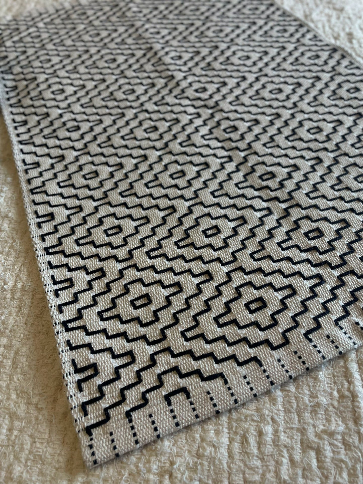 TAPETINHO BORDADO PRETO