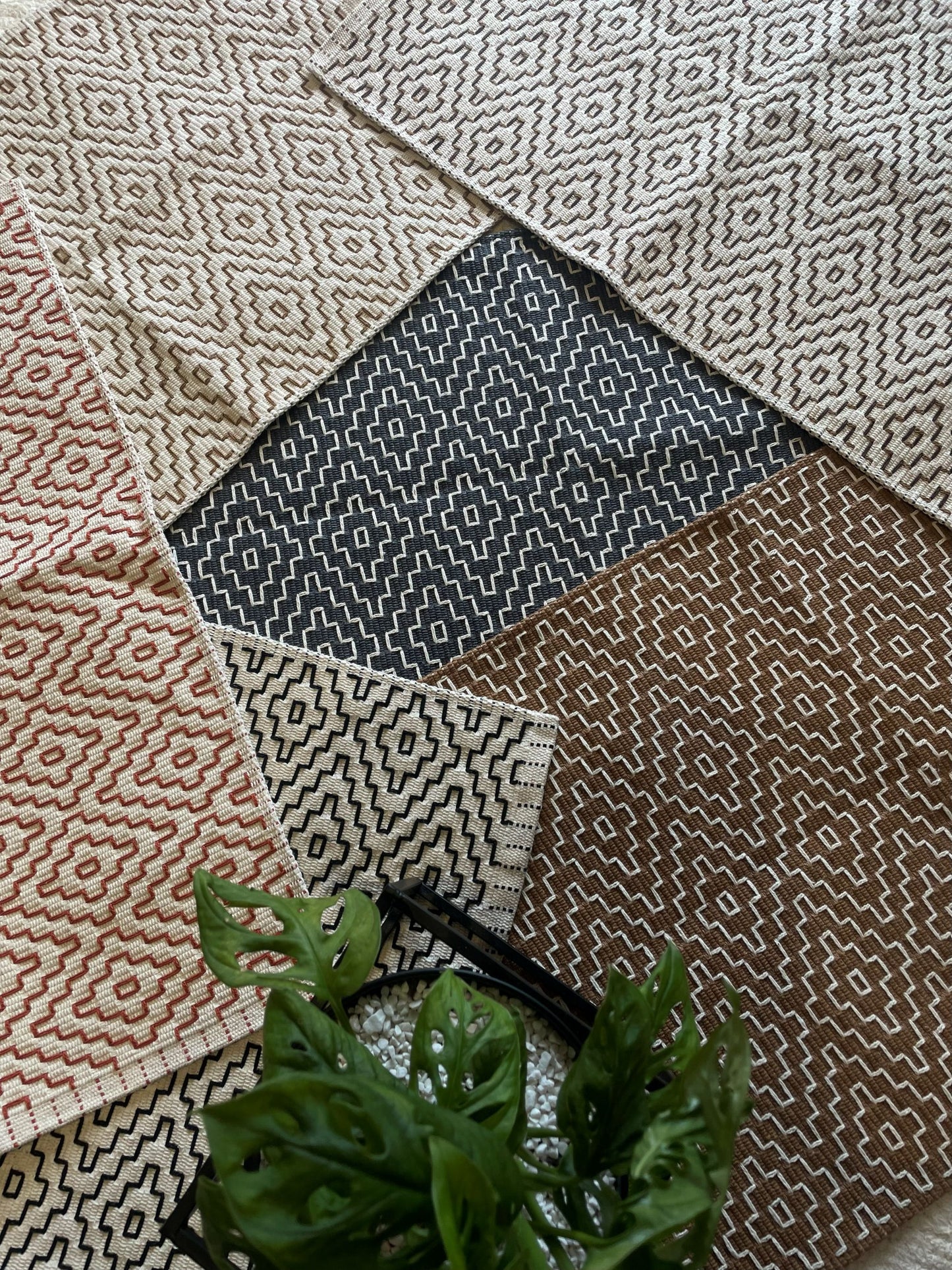 TAPETINHO BORDADO PRETO