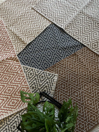 TAPETINHO BORDADO PRETO