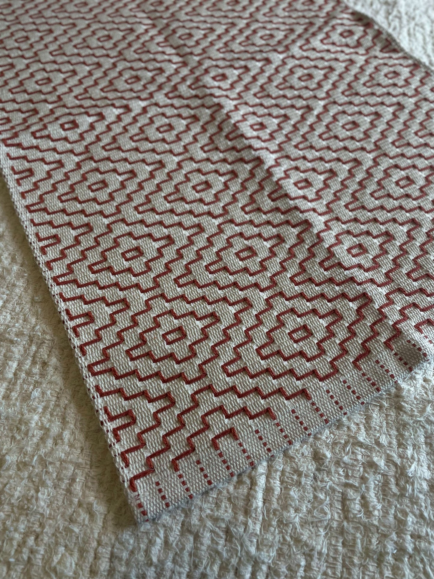 TAPETINHO BORDADO TERRACOTA