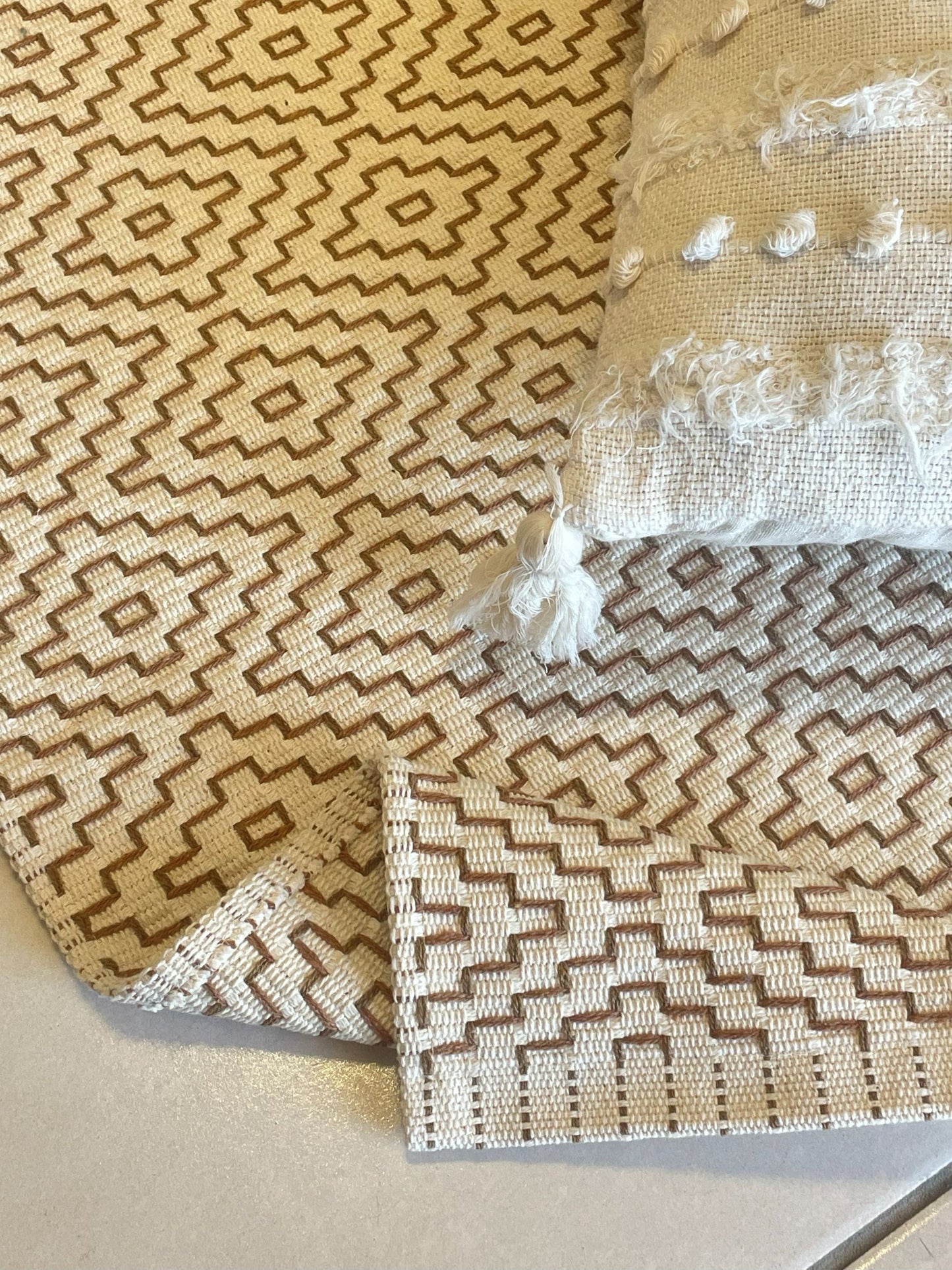 TAPETE MEDIO BORDADO BEGE