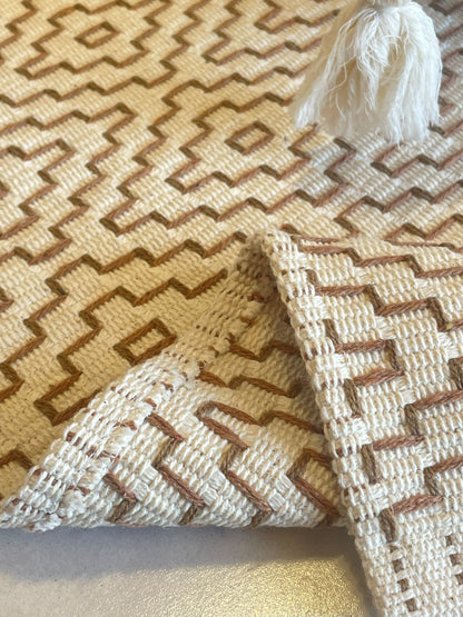 TAPETE MEDIO BORDADO BEGE