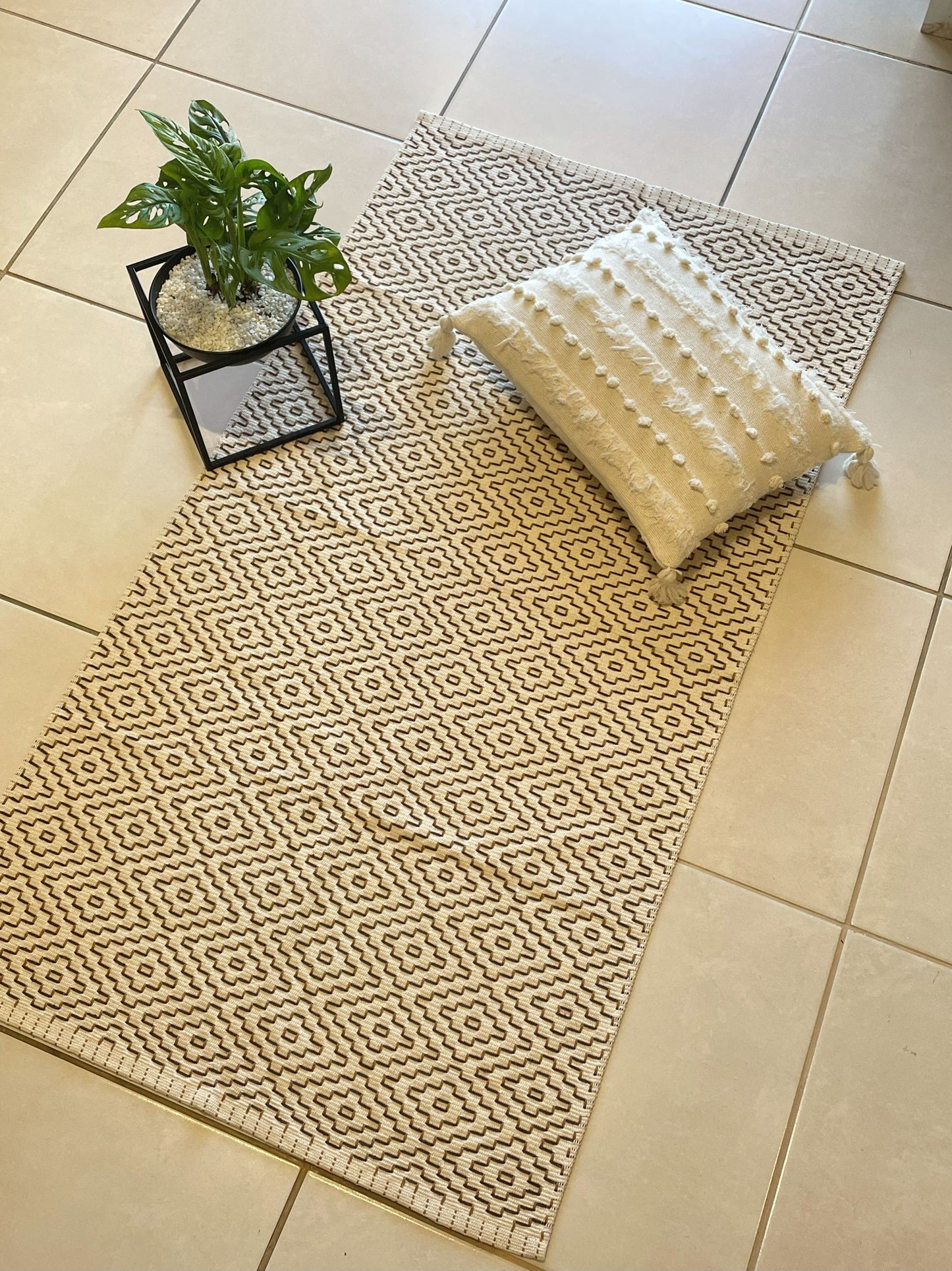 TAPETE MEDIO BORDADO MARROM