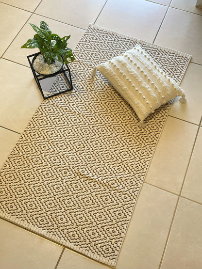 TAPETE MEDIO BORDADO MARROM