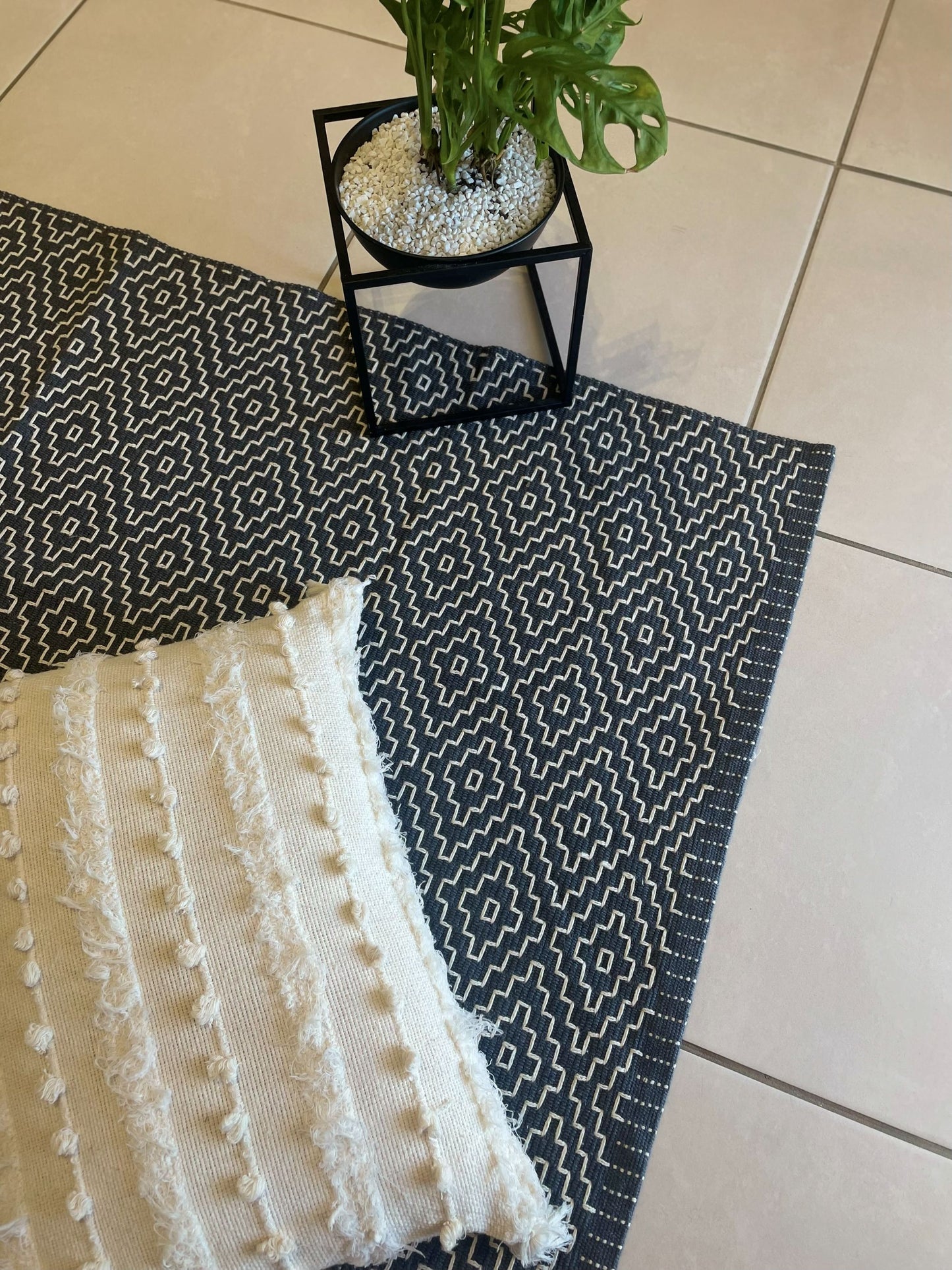 TAPETE MEDIO BORDADO CINZA