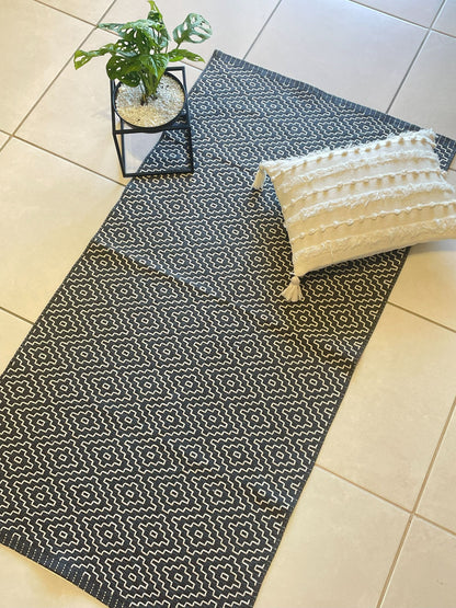 TAPETE MEDIO BORDADO CINZA