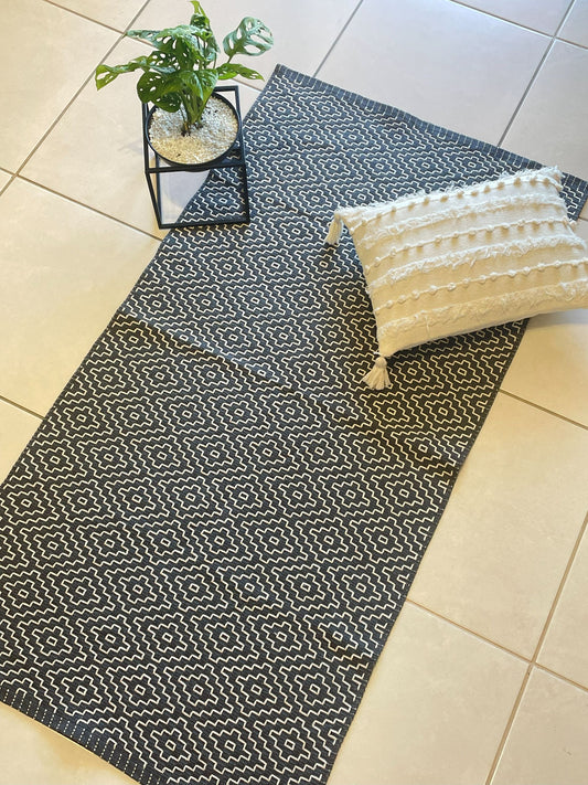 TAPETE MEDIO BORDADO CINZA