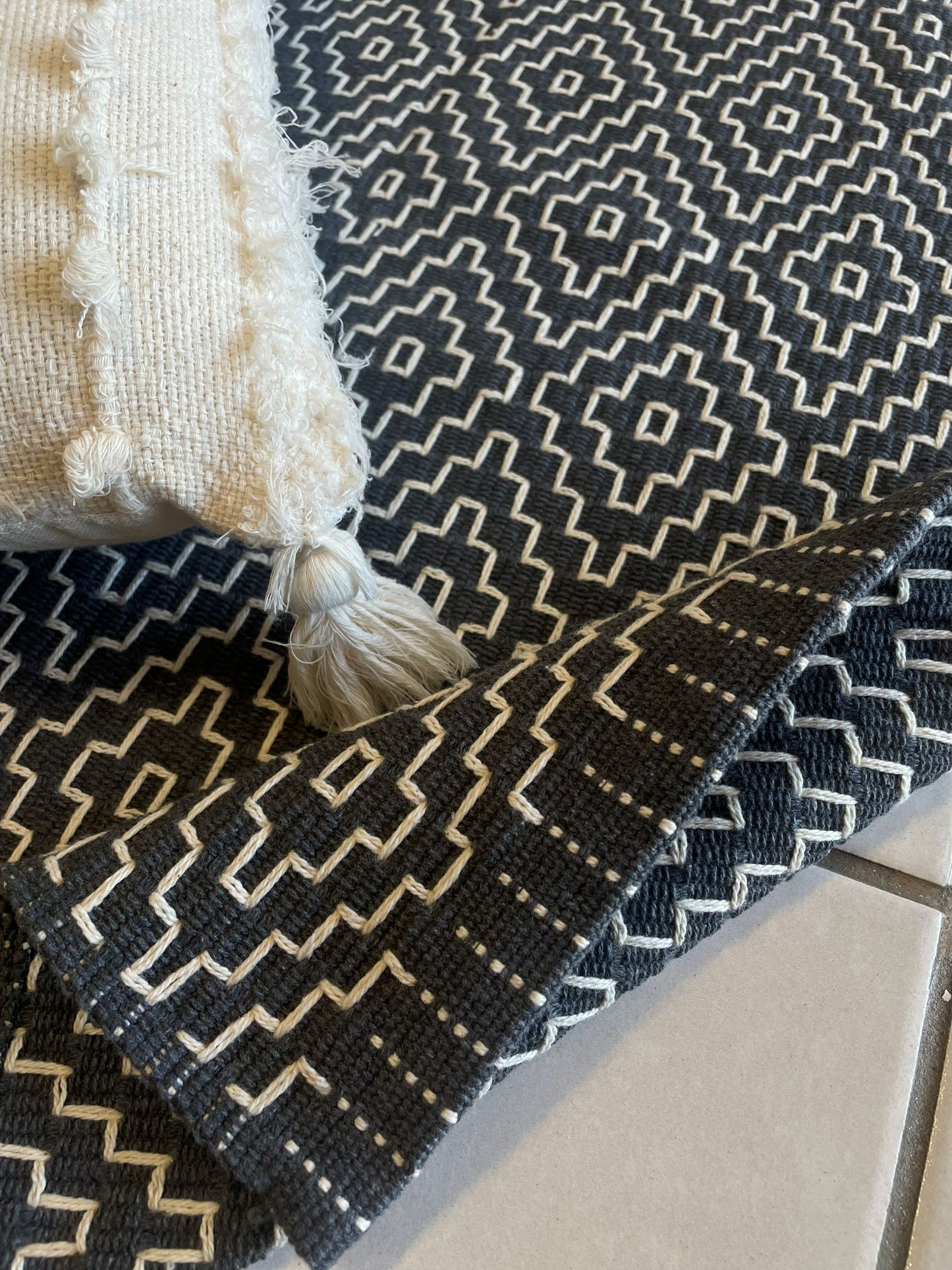 TAPETE MEDIO BORDADO CINZA