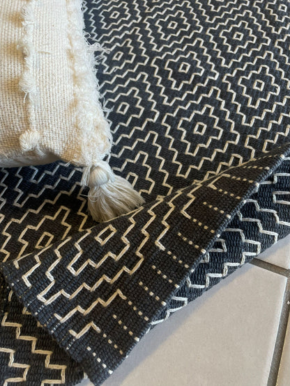 TAPETE MEDIO BORDADO CINZA