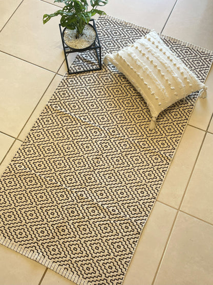 TAPETE MEDIO BORDADO PRETO