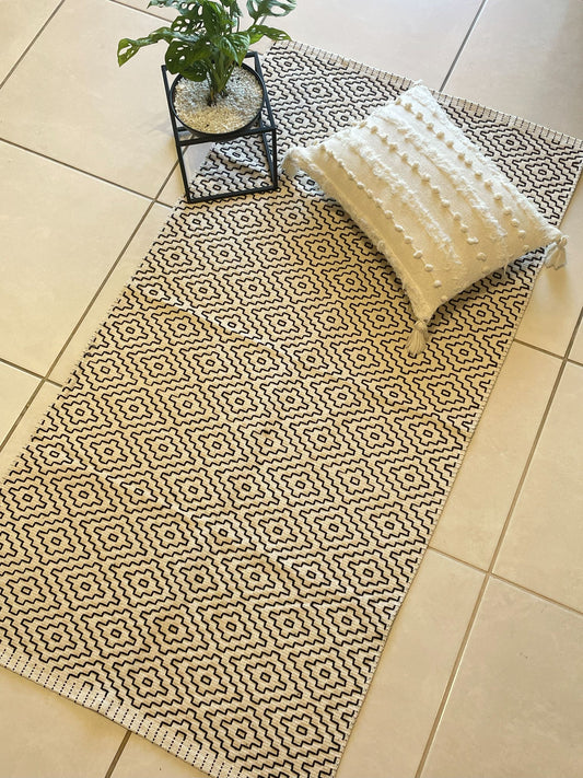 TAPETE MEDIO BORDADO PRETO