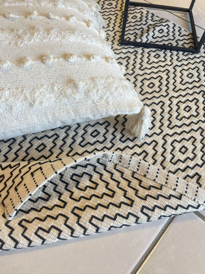 TAPETE MEDIO BORDADO PRETO