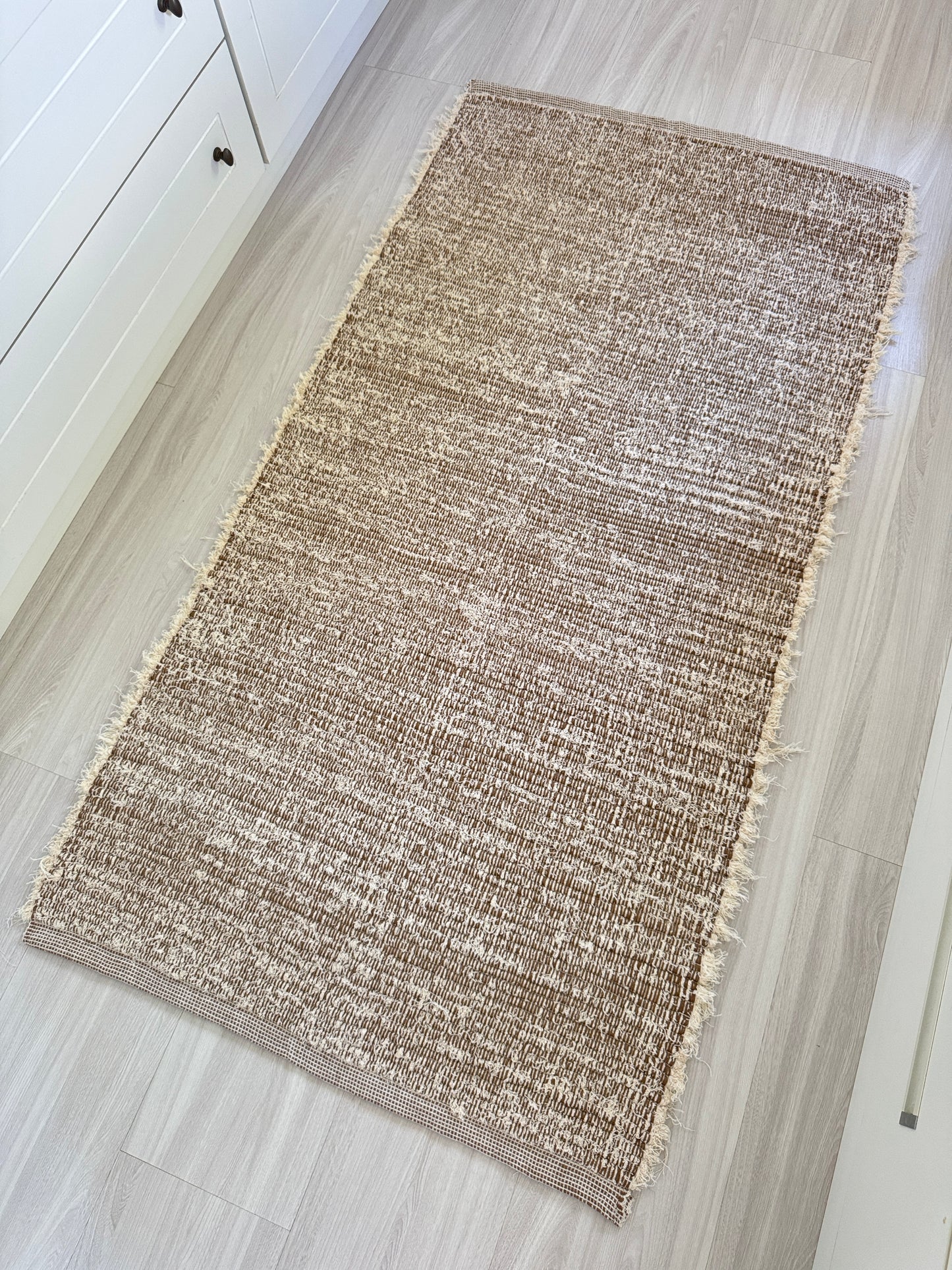 TAPETE BEIRA CAMA FELPUDO DUPLA FACE CARAMELO 80x150cm