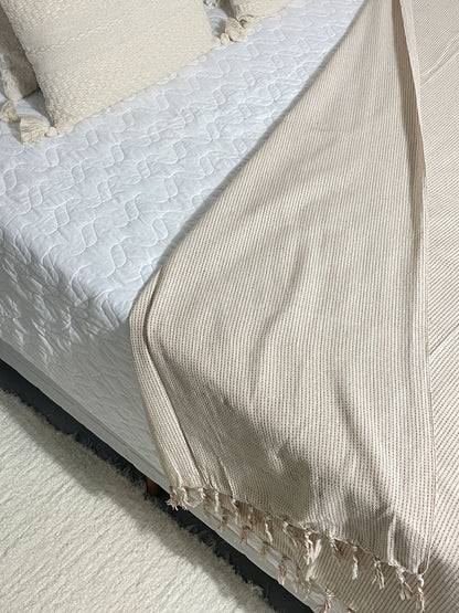 COLCHA BASIC CASAL PONTILHADA CARAMELO
