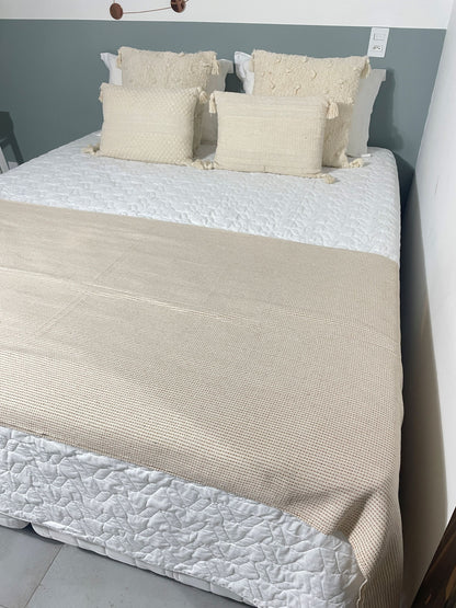 COLCHA BASIC CASAL PONTILHADA CARAMELO