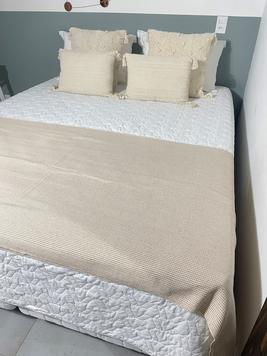 COLCHA BASIC CASAL PONTILHADA CARAMELO