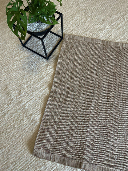 TAPETINHO CURADORIA SERRA MARROM