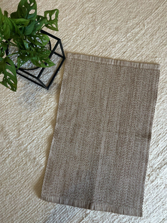 TAPETINHO CURADORIA SERRA MARROM