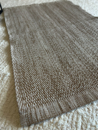 TAPETINHO CURADORIA SERRA MARROM