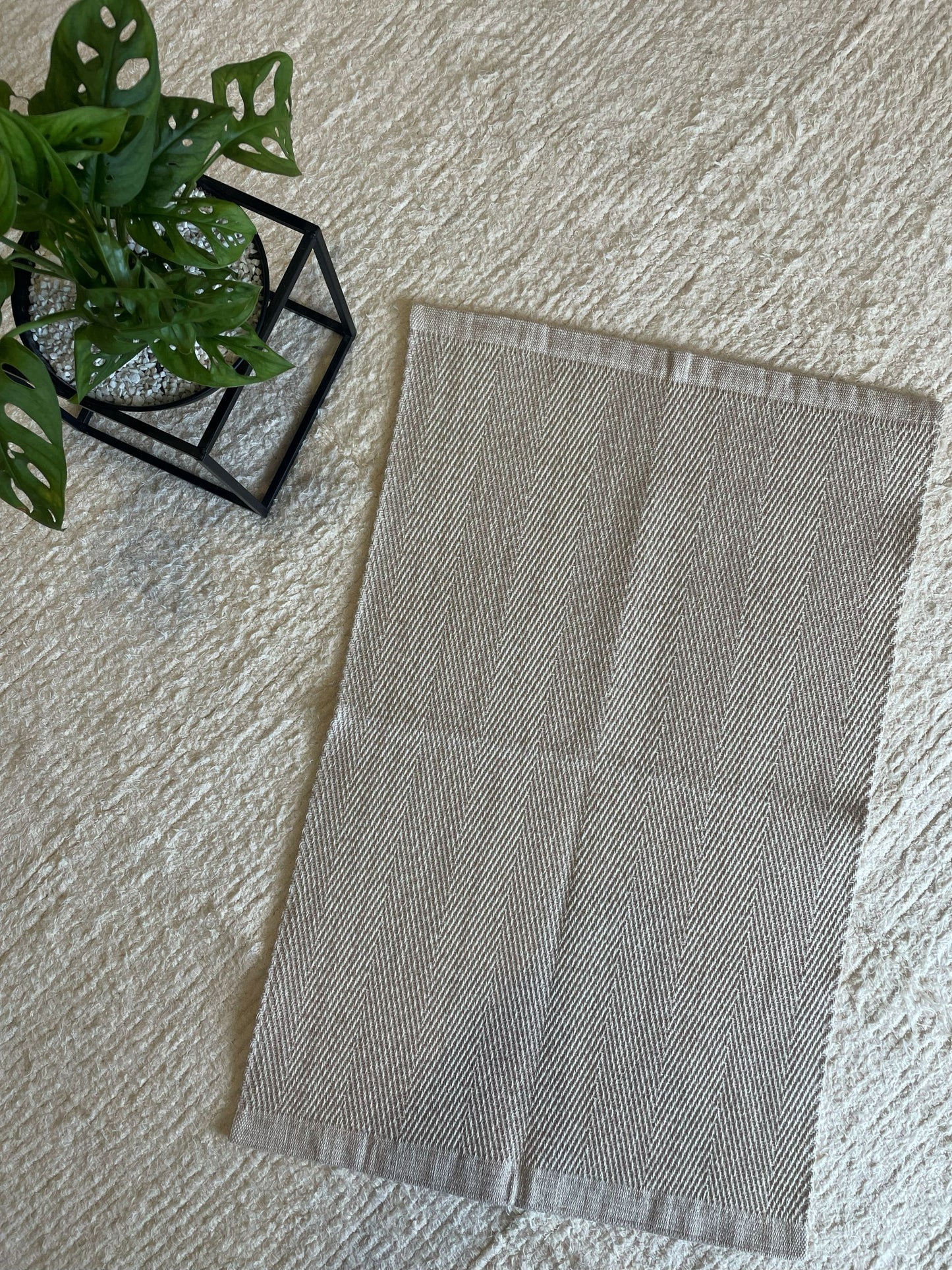 TAPETINHO CURADORIA SERRA BEGE