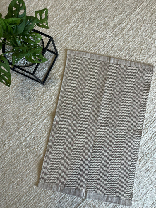 TAPETINHO CURADORIA SERRA BEGE