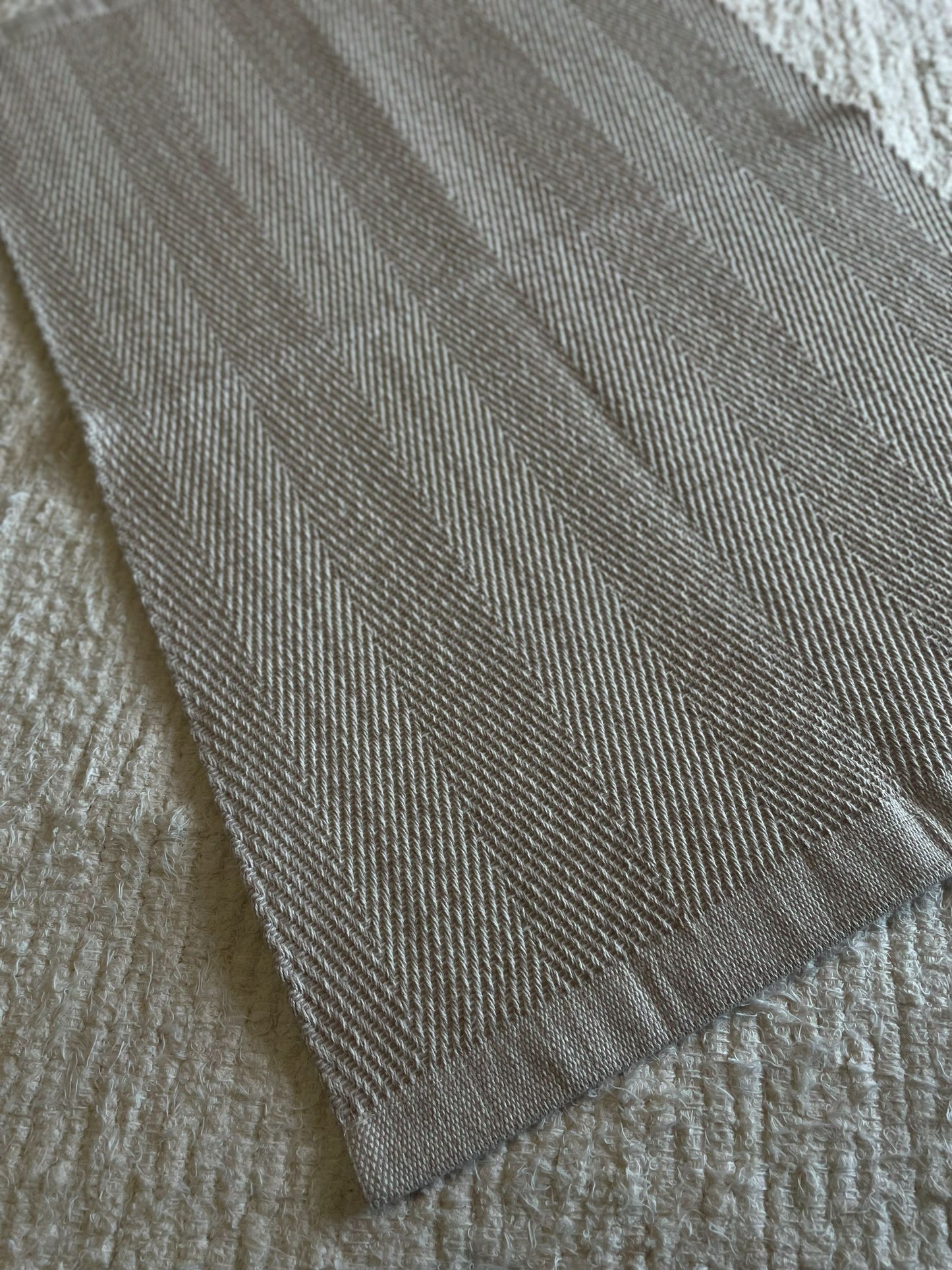 TAPETINHO CURADORIA SERRA BEGE