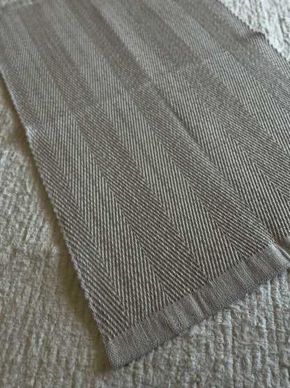 TAPETINHO CURADORIA SERRA BEGE