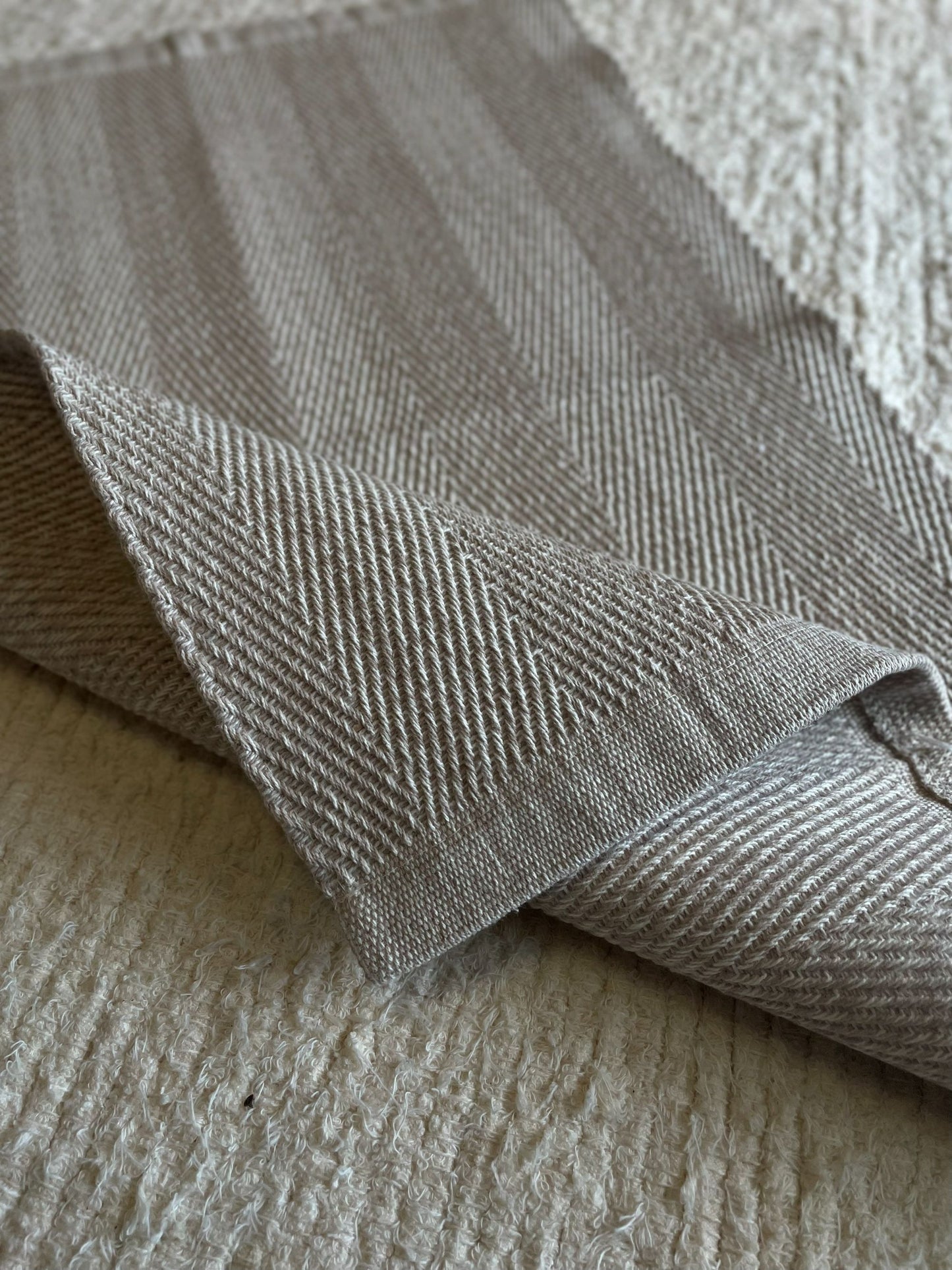 TAPETINHO CURADORIA SERRA BEGE