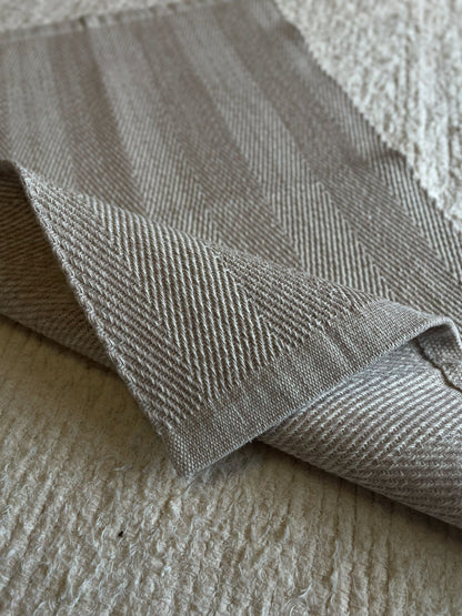 TAPETINHO CURADORIA SERRA BEGE