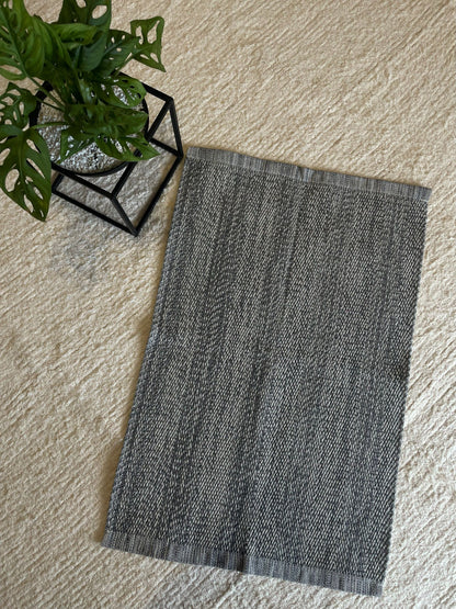 TAPETINHO CURADORIA SERRA CINZA