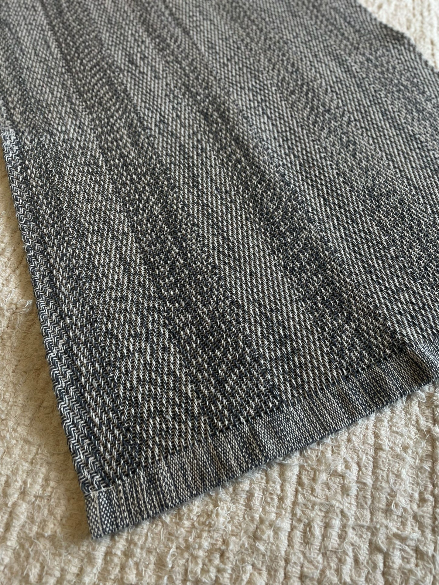 TAPETINHO CURADORIA SERRA CINZA